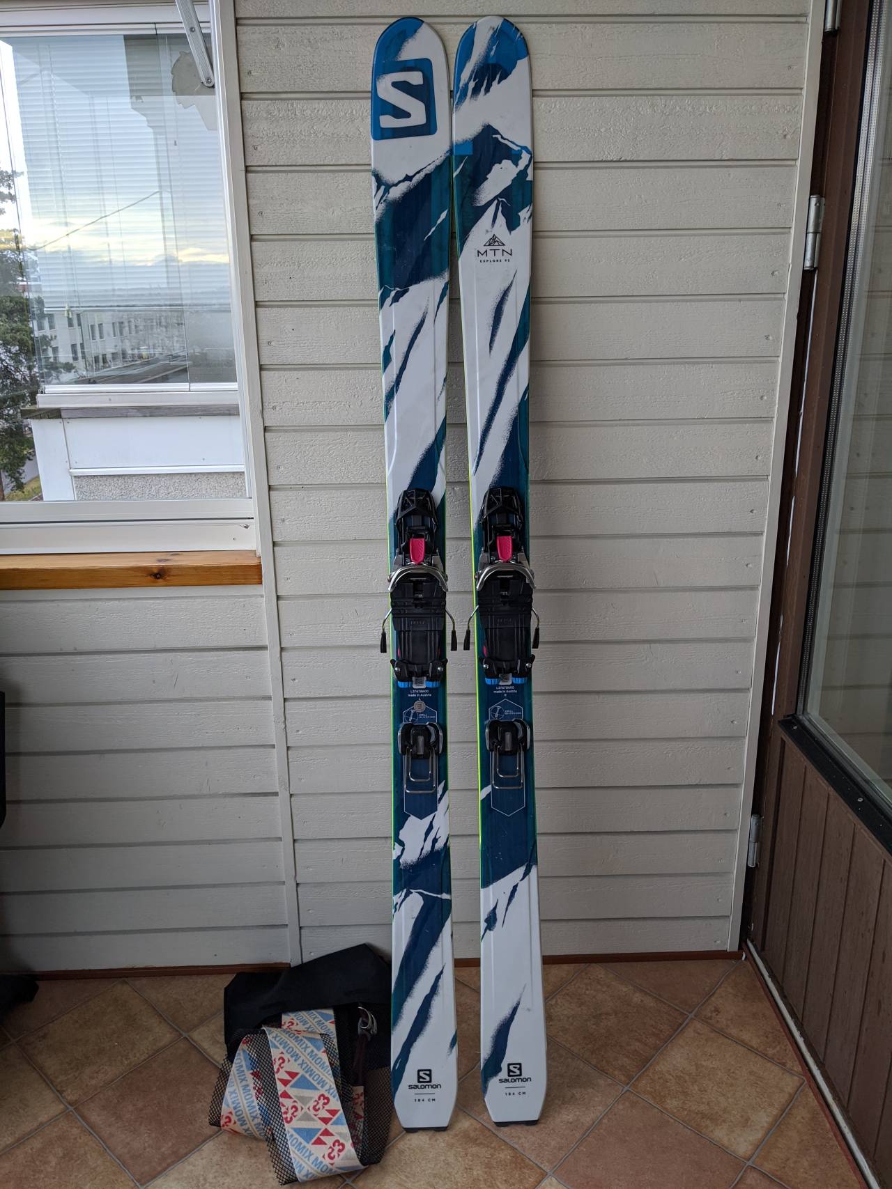 Pakken inneholder ski med bindinger og tilhørende feller.