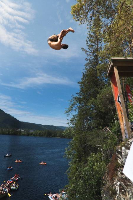 Benjamin Forthun sendte en ganske så strøken framlengs salto til stup. Foto Henrik Ulleland