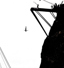 Verdens råeste klippestupere er i Kragerø til Red Bull Cliff Diving denne helgen. Bilde: C. Nerdrum
