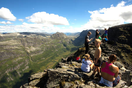 HVA HVIS DETTE GÅR GALT? Bildet er fra en folksom dag på toppen av det bratte fjellet Innerdalstårnet på Nordmøre, sommeren 2014. Hvem sitt ansvar er det hvis disse folkene faller ned og skader seg? Foto: Tore Meirik