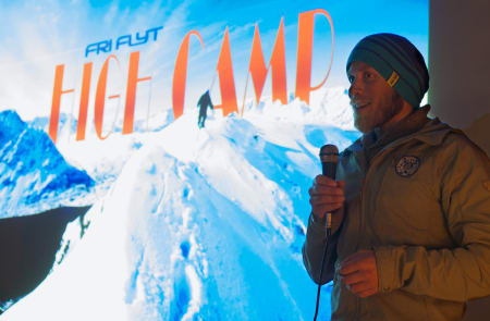 VEGLEDER: Mikal Nerberg er aktiv toppturist i Lyngen, og har nå fått mandat i kommunestyret. Her på jobb som guidesjef under High Camp Lyngen i fjor. Foto: Bård Basberg