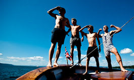 Et knippe badenymfer varmer opp til Red Bull Cliff Diving i Kragerø. Bilde: C. Nerdrum