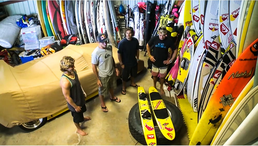 Garasjen til Robby Naish er fylt til randen av leketøy, inkudert raske sportsbiler, utallige surfbrett, SUP-brett, windsurfingutstyr og ikke minst er latterig mengde kiteutstyr datostemplet 1990 og frem til i dag. Teamet hans synes det var på tide å sjekke om de gamle greiene fortsatt holdt mål etter dagens standarder.