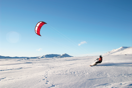 KITING PÅ VALDRESFLYA: Når riksveien brøytes opp etter påsketider åpner Valdresflya for mer enn biltrafikk. Øystein Ellefsrød nyter viddelandskapet i Oppland. Bilde: Morten Oseberg
