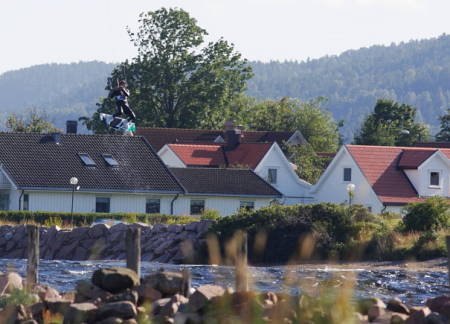 UKJENT: En ukjent kjører på Naish drar til i Svelvikstrømmen! Lørdag 17. august var en god dag! Foto: Paal Rype