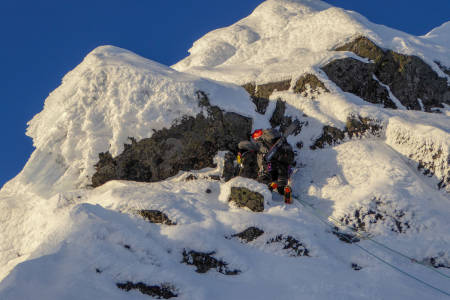 SPEKTAKULÆRT: Det er mange måter å ta seg til topps på Møysalen på. Her er historien om en av rutene som ikke er enklest. Foto: Signar André Nilsen