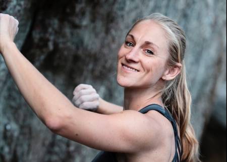 RIKTIG STED: Victoria Nordberg der hun vil være - under en vegg i Østmarka. Foto: Anki Grøthe