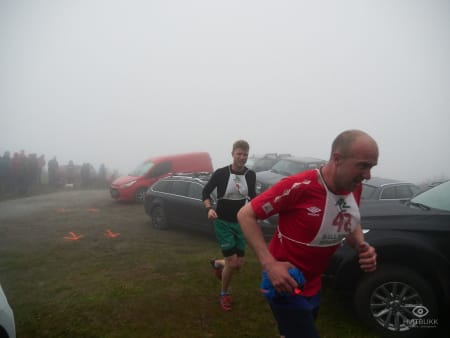 Preben Kristensen gir det han har i tåkehavet. Foto: Timme Ellingjord.