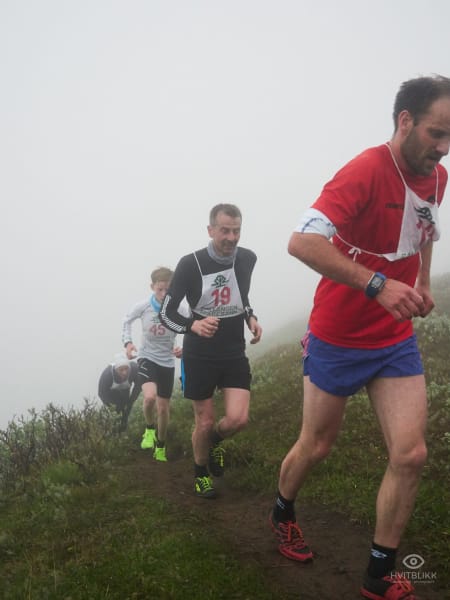 Medarrangør Idar Heimdal Espe i fronten av gruppen som jager ledelsen. Nummer 19 Ståle Auran springer inn til en tredjeplass i senior gruppen, bak Erik Lomås og Vegard Johnsen på 1. og 2. Foto: Timme Ellingjord.
