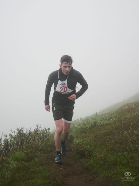 Jonas Jacobsen på vei oppover. Foto: Timme Ellingjord.
