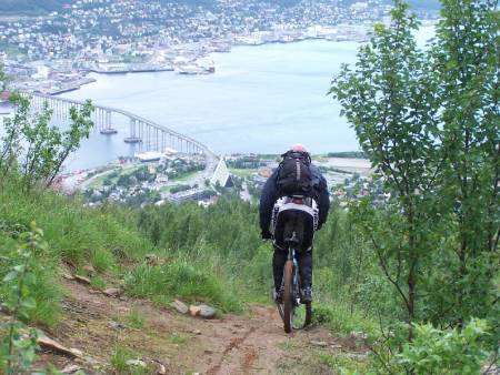 SYKLING: Ved å sykle ned fra Fjellheisen har du mulighet til å se utover Tromsø by og Ishavskatedralen. Foto: terrengsykkel.no