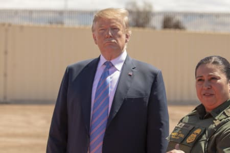 FNYSER AV PÅSTANDEN: Donald Trump på inspeksjon ved en av murene. Foto: Wikimedia Commons