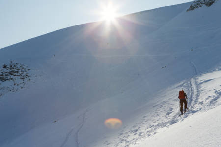 NORMALRUTA: Espen Nordahl sier vi må gjenkjenne normalruta slik den egentlig er. Her illustrert med et toppturbilde opp en normalrute i Romsdalen. Foto: Tore Meirik