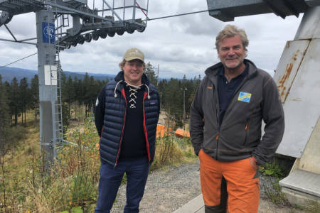NY MODELL: Espen Bengston (t.v.) og Erik Graaberg lanserer en ny modell for sesongkort - med medlemsavgift. Her i Oslo Vinterpark i oktober. Foto: Anders Holtet