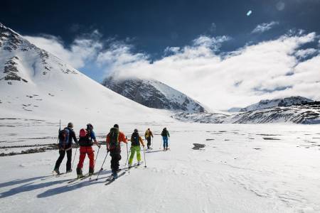 GUIDER: Regjeringen vil ha økt kvalitet på guidingen på Svalbard. Her fra Svalbard Toppturfestival. Foto: Torbjørn Melby