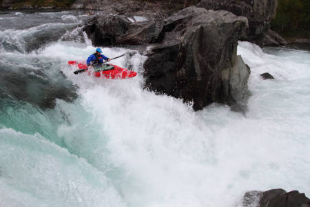 SJOA: Det er mange gode grunner til at Sjoa i Gudbrandsdalen er Norges mest kjente padleelv. Martin Vollen og fossen et par kilometer nedstrøms for turistattraksjonen Ridderspranget (bildet) er to av dem. Foto: Tore Meirik