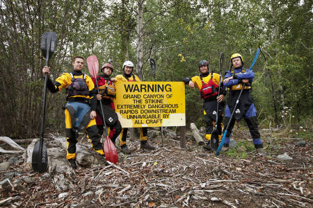 Ved en tur til Stikine i Fri Flyt nummer 83 fant reisekameratene (f.v.) Ricky Lambert, Corey Boux, Benjamin Hjort, Mark Basso og Jamie Wright dette skiltet.