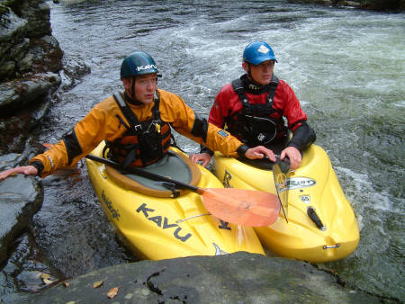Benjamin og Kay Arne Randen i Langedalselva i 2003. Foto: Tore Meirik