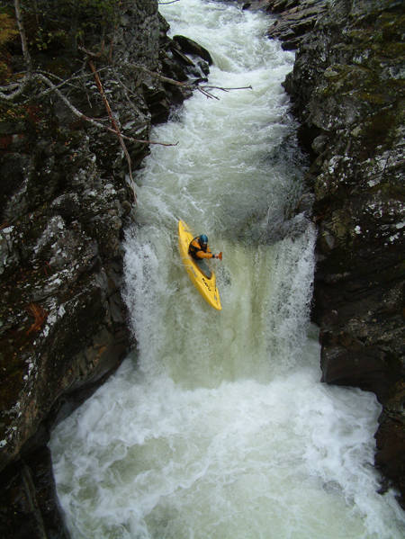 Benjamin Hjort i Langedalselva i 2003. Foto: Tore Meirik