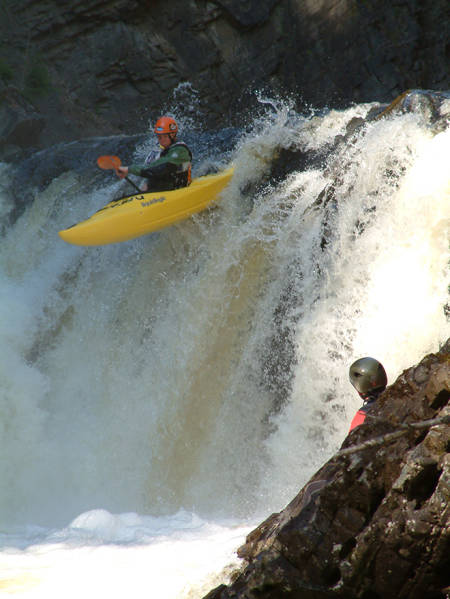 Benjamin Hjort i Lyaskerelva i 2004. Foto: Tore Meirik