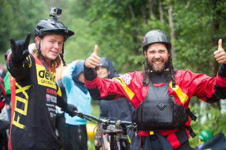 ÅRETS BESTE LAG: Brage Vestavik (til venstre) sykla og Julian Stocker padla inn til seier i Horgi ned 2016. Deres faste, skikjørende lagkamerat Dag Sandvik, fikk ikke være med i år. Foto: Tore Meirik