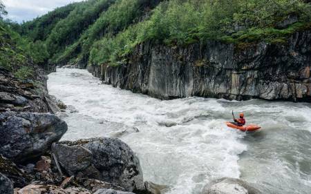 INNHALDSRIK: Blakkåga byr på mange kilometer med klassisk «river running» - altså relativt grei, men fin og morsom padling i råflotte omgivelser. Foto: Ron Fischer