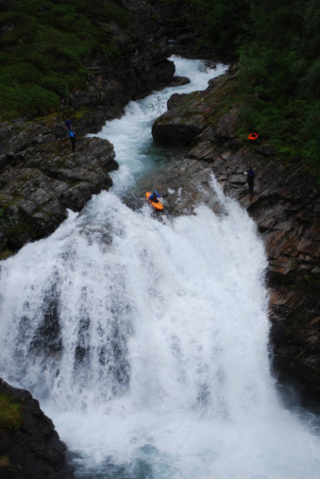 MER TEGIDALEN: Mathias Fossum i den øvre delen av Teigdalselva. Denne strekningen ble ikke med i guiden fra 2005, men her er en kjapp gjennomgang: Superfett og superbratt. Foto: Erik Martinsen