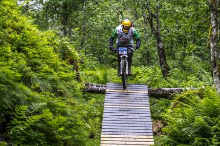 UTEN KART OG KOMPASS: Her er tidenes mestvinnende orienteringsstjerne i aksjon under årets Horgi ned. Foto: Olav Standal Tangen