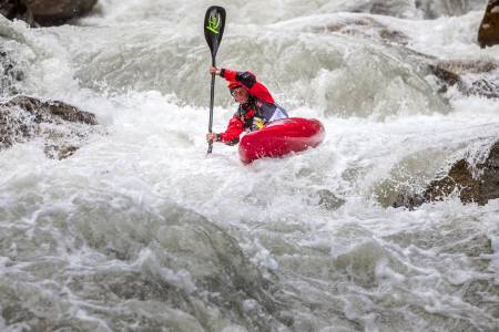 ARG: Fjorårets verdensmester i brattpadling, Mariann Sæther, er ikke fornøyd med at egne regler for jentene hindret den nybakte mammaen å nå finalen i år. Foto: Jens Klatt