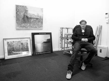 Henrik Kleppe i sitt atelier. Foto: Anders Holtet