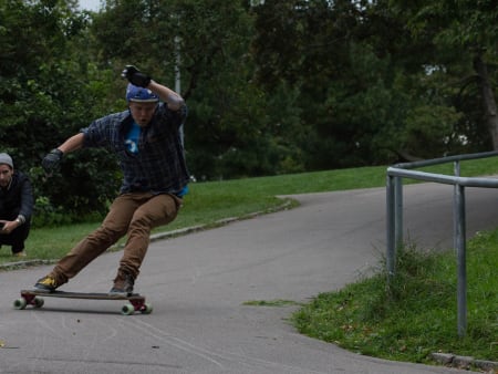 FLINK: Herman Ottesen har kjørt vanvittig bra racing i år. Blant annet i verdenscupen i Tsjekkia hvor han kvalifiserte som beste nordmannen. Her i en heelside check. Foto: Lasse Moe