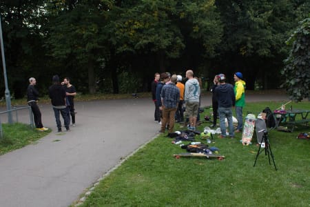 Deltakerne er samlet for en kort brief.