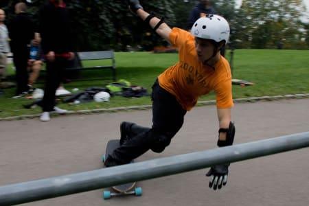 Julian Baxter i en heftig toeside check-slide.