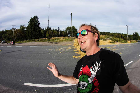 Longboardsenior Morten Bechstrøm tar seg av sikkerheten i «Wall of Death».
