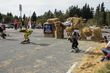 Sondre Selander tar med seg et stykke vegg gjennom «Wall of Death».