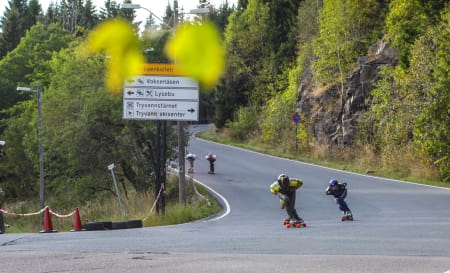 Christoffer Sanne kjører over målstreken, etterfulgt av Mauritz og Trygve.