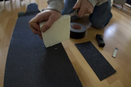 2. Skjær til isoporbiten slik at den ligger perfekt på brettet, og får en skrå fotplattform.