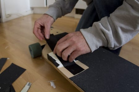 6. Fest isoporbiten på brettet med tape