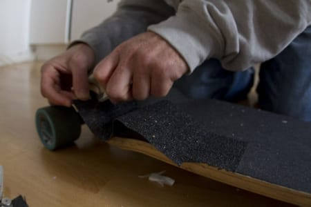 7. Legg på griptape over isoporbiten. Gjerne med en grov type, slik at bakfoten får maksimalt feste.