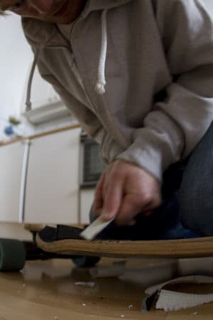 8. Skjær så til griptapen langs kanten på brettet som vanlig.