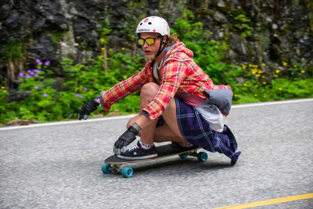 KUL KIS: Mange fete fyrer deltok i longboardkonkurransen. Foto: Olav Standal Tangen