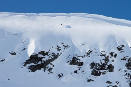 BLÅFJELL: En kjapp spasertur bak toppheisen på Harpefossen finner du dette nordvendte henget –i år servert med tørrsnø de første dagene i mai. Her sikter Martin Leite Gilleshammer seg inn på en stor og fin klippe. Foto: Tore Meirik