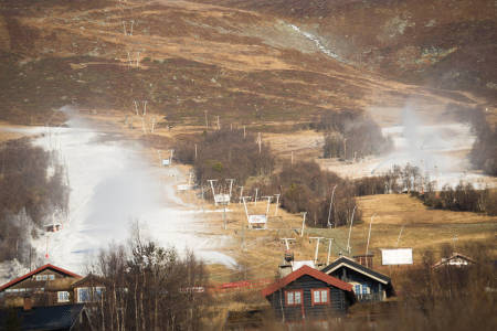 KUNSTSNØ: Ikke så ille som man skal ha det til, i hvert fall hvis man ikke setter noe adjektiv foran hvordan snø skal være. Bilde: Tore Meirik