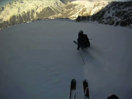 STOR IDRETT: Dette er et stort øyeblikk for Fri Flyt-sjefen. Her parkerer han nemlig ingen ringere enn Eirik Finseth i puddersnøen i Chamonix.