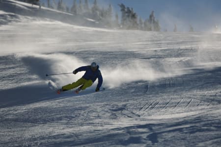 Aksel er vant til å stå opp tidlig. Nypreparerte bakker Revelstoke i morgensol, og frikjøringsski er ingen hindring for litt seriøs carving. Bilde: Endre Løvaas