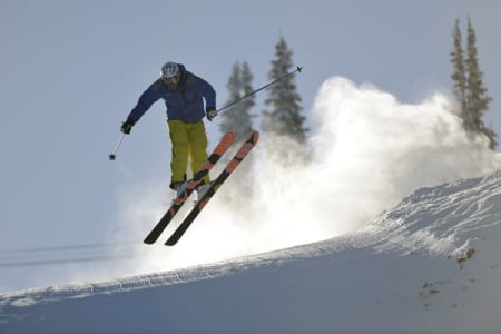 Aksel er vant til å stå opp tidlig. Nypreparerte bakker Revelstoke i morgensol, og frikjøringsski er ingen hindring for litt seriøs carving. Bilde: Endre Løvaas