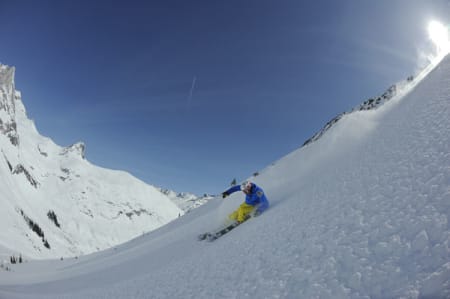 Aksel Lund Svindal på plass hos heliski-giganten CMH, og tar for seg av løssnøen. Bilde: Endre Løvaas