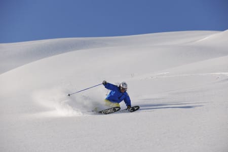 Aksel Lund Svindal på plass hos heliski-giganten CMH, og tar for seg av løssnøen. Bilde: Endre Løvaas