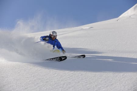 Aksel Lund Svindal på plass hos heliski-giganten CMH, og tar for seg av løssnøen. Bilde: Endre Løvaas