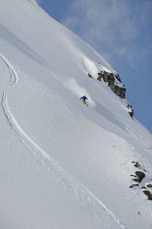 Aksel Lund Svindal på plass hos heliski-giganten CMH, og tar for seg av løssnøen. Bilde: Endre Løvaas